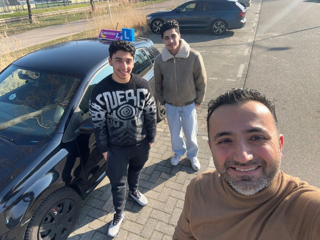 Berkay met zijn rij-instructeur en vriend